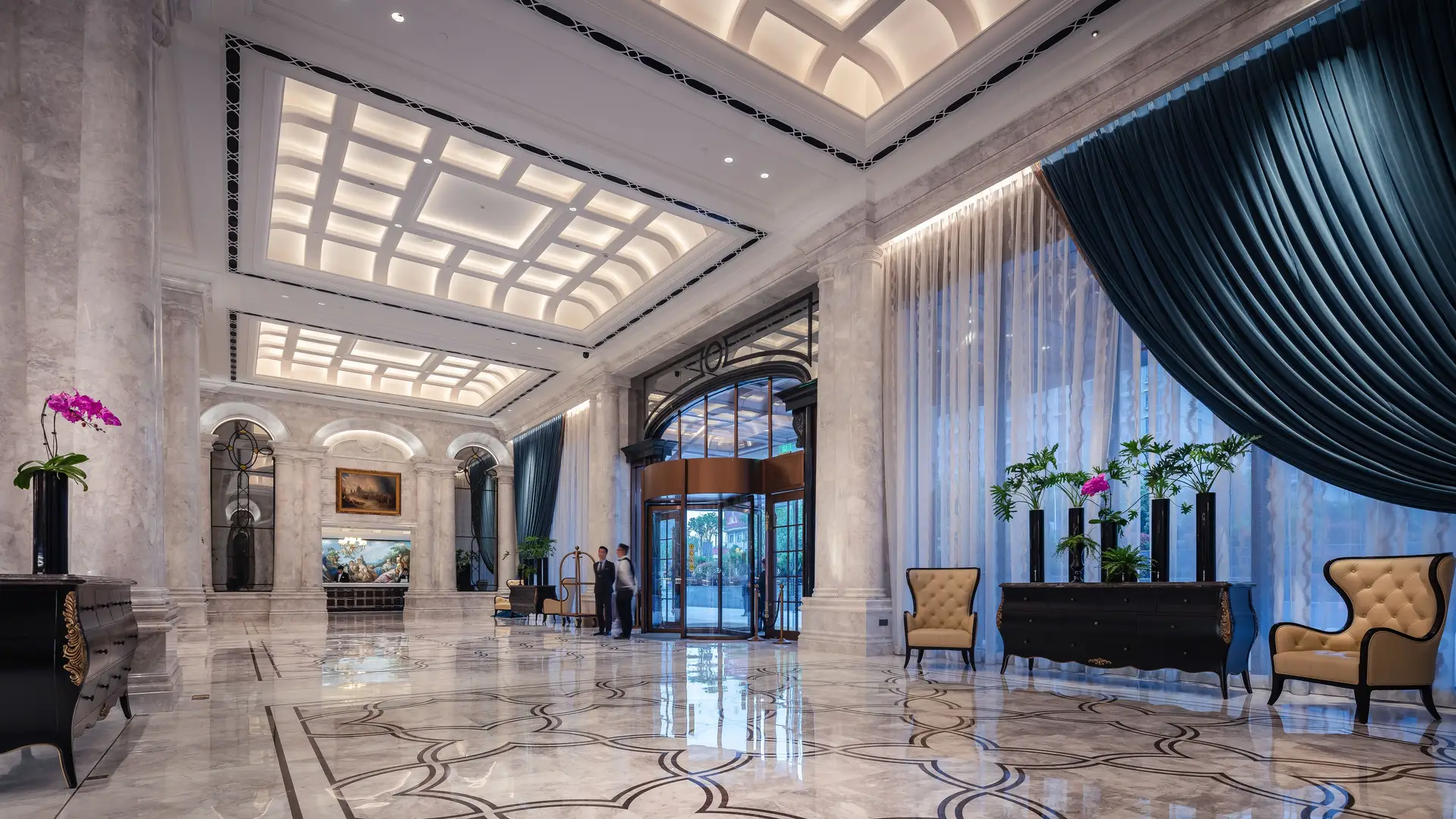 Luxurious LaviraHotelSuites Lobby